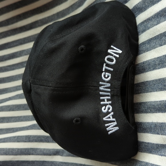 Trucker style snap back USA/Washington Grizzly Lids cap NWOT - Picture 2 of 3